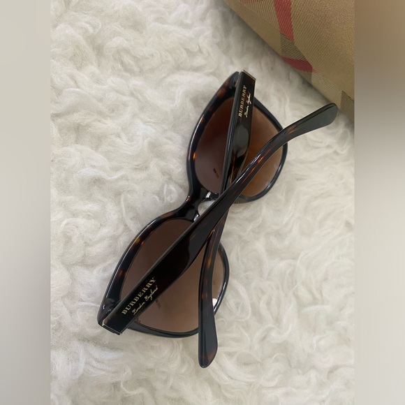 BURBERRY SUNGLASS 🤎🤎🤎 - Picture 9 of 9
